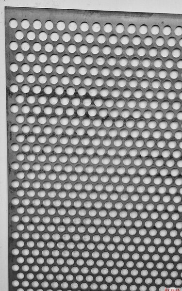 Plech ocelový děrovaný tloušťka 1,5 mm, 1000 x 2000 mm, Rv12-16